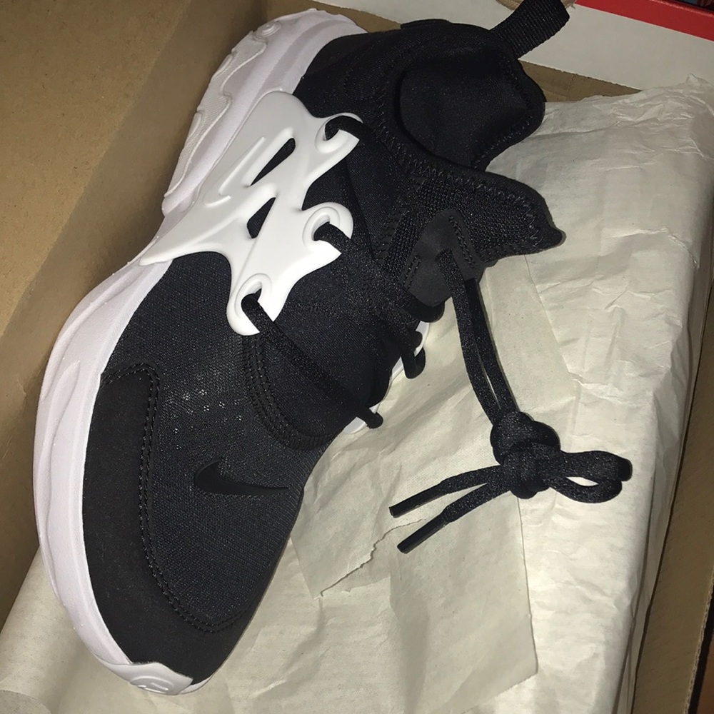 Size 4 youth Nike presto